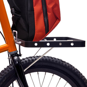 Front rack for Hermansen e-bike designed by Anders Hermansen. Here shown with côte&ciel brick red SARU backpack on collab e-bike.